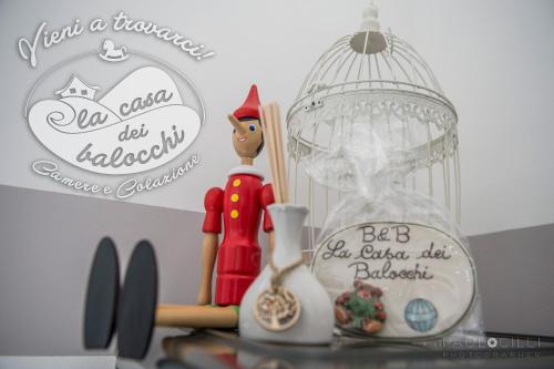 a figurine of a gnome next to a bird cage at La Casa dei Balocchi B&B in Toirano