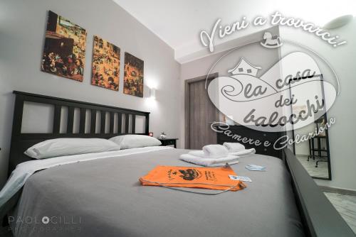 a bedroom with a bed with a sign that reads tell a friend la grand del at La Casa dei Balocchi B&B in Toirano