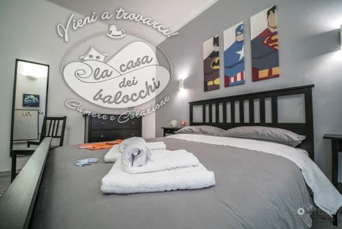 a bedroom with a bed with a sign that says tell a woman you cant at La Casa dei Balocchi B&B in Toirano
