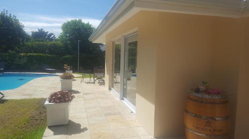 a house with a barrel next to a pool at Villa Karibu in Tokai