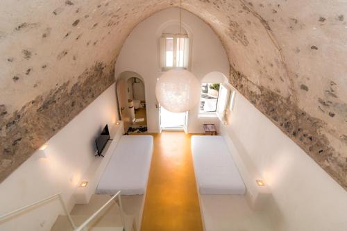 メッサリアにあるTritiani Traditional Homeの白いベンチ付きの廊下、シャンデリア付きの天井