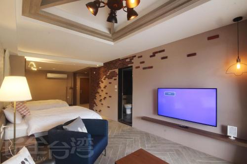Una televisión o centro de entretenimiento en Sheng Shine Forest Resort