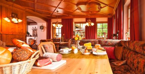 una sala de estar con una mesa con comida. en Brugger ApartHotel, en Mayrhofen