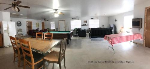 sala de estar con mesa de ping pong y comedor en Arrowhead Point Lodge & Campground en Shay