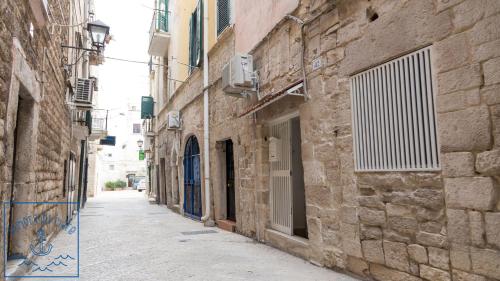 トラーニにあるDimora Di Mareの石造りの建物のある旧市街の路地
