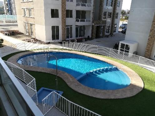 una gran piscina frente a un edificio en Departamento Full La Serena, en La Serena