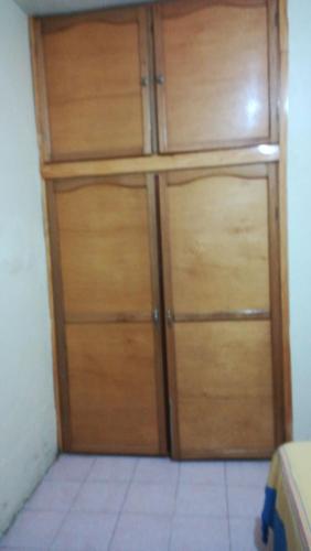 2 armarios de madera en una esquina de una habitación en Amplias Y Confortables Habitaciones Amuebladas, en San Juan Bautista Tuxtepec