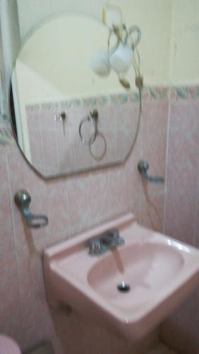 y baño con lavabo y espejo. en Amplias Y Confortables Habitaciones Amuebladas, en San Juan Bautista Tuxtepec