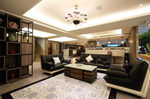 a living room with black furniture and a chandelier at Seven Stars Sunrise,Seven Stars DEAR in Dahan
