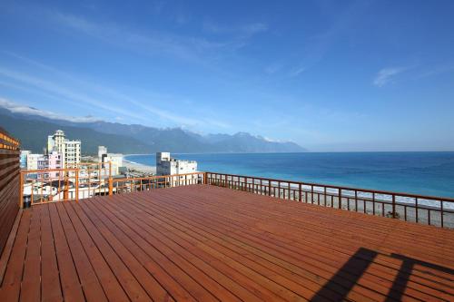 a wooden deck with a view of the ocean at Seven Stars Sunrise,Seven Stars DEAR in Dahan