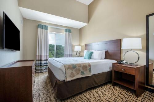 Tempat tidur dalam kamar di Hawthorn Suites by Wyndham Bridgeport