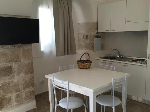 A kitchen or kitchenette at Masseria 25 Anni