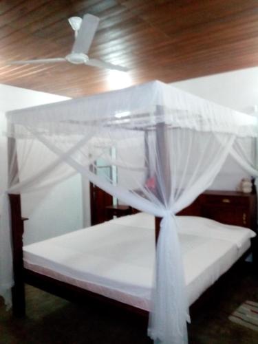Postel nebo postele na pokoji v ubytování Thanu Beach Villa