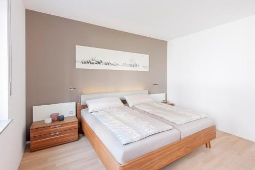 ユーバーリンゲンにあるFerienwohnung Domizil Apartのベッドルーム(白いシーツを使用した大型ベッド1台付)