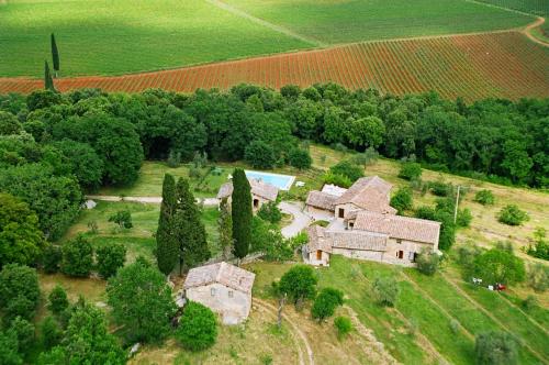 an aerial view of a house in a field at Agriturismo Il Caggio in Sovicille