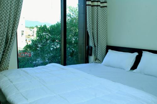 Postel nebo postele na pokoji v ubytování Hotel temple view inn