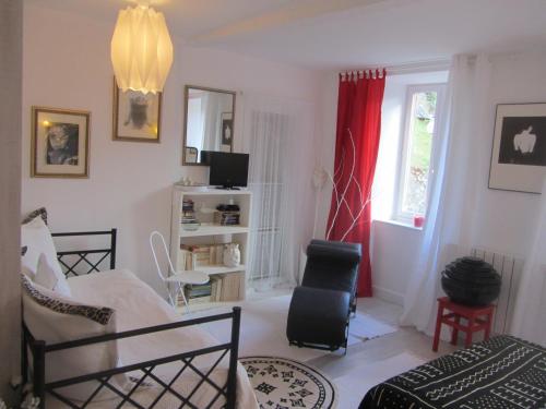 un salon avec un lit et une fenêtre dans l'établissement La Maison de Natasha, à Castillon-en-Couserans