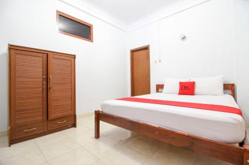 Postel nebo postele na pokoji v ubytování RedDoorz Plus near Alun Alun Selatan