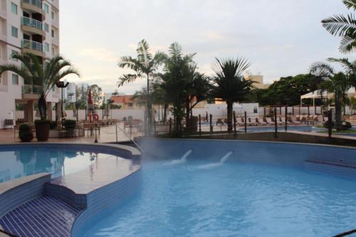 una gran piscina en un complejo con palmeras en Riviera Park Maria Bonita, en Caldas Novas