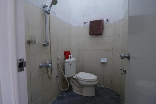 Kylpyhuone majoituspaikassa RedDoorz Plus near Undip Tembalang