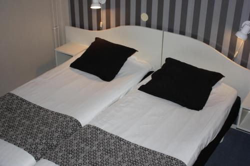 Postel nebo postele na pokoji v ubytování Hotell Angöringen