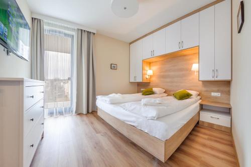 Кровать или кровати в номере Apartamenty Sun & Snow Okrzei