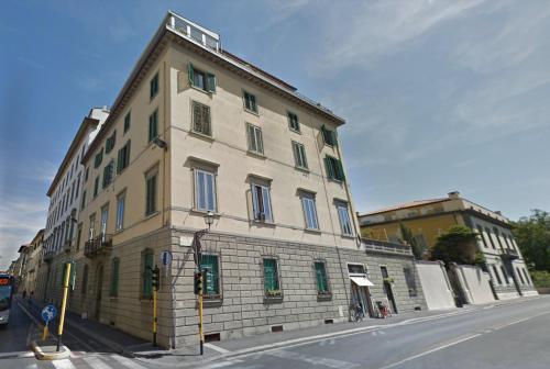 duży budynek po stronie ulicy w obiekcie Hotel Panorama we Florencji