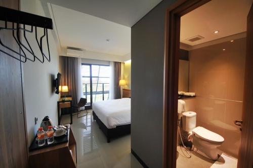 um quarto de hotel com uma cama e uma casa de banho em Hay Bandung em Bandung