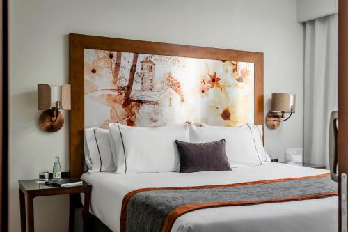  Eurostars Andorra -  Room  picture :   Bath    Safety deposit box    TV                           