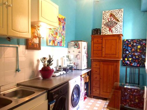 cocina con fregadero y lavadora en Home Stay - Baie des Anges, en Niza