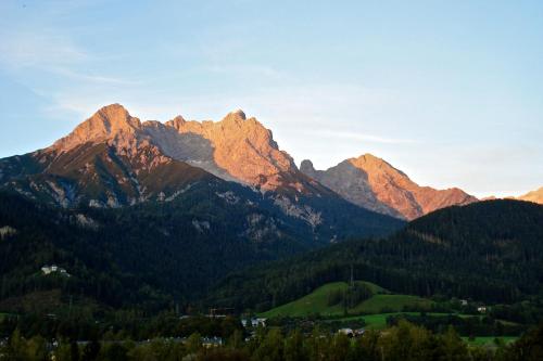 a mountain range with a town in the foreground at Atelierwohnung Jirana in Saalfelden am Steinernen Meer