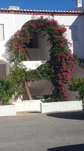 une couronne de fleurs sur le côté du bâtiment dans l'établissement CASA MONACO vue mer, à Luz