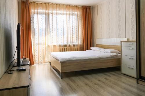 カリーニングラードにあるApart39 on Kuybysheva 43のベッドルーム1室(ベッド1台、ドレッサー、窓付)