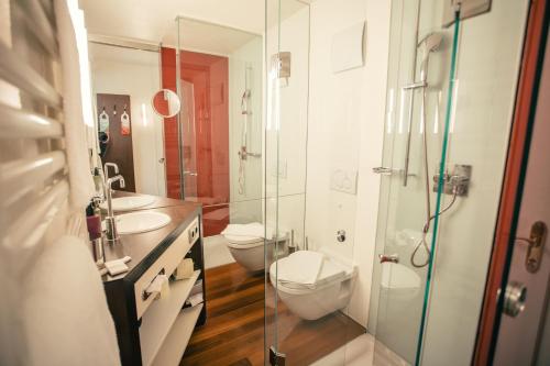 Ein Badezimmer in der Unterkunft Hotel Rosenvilla