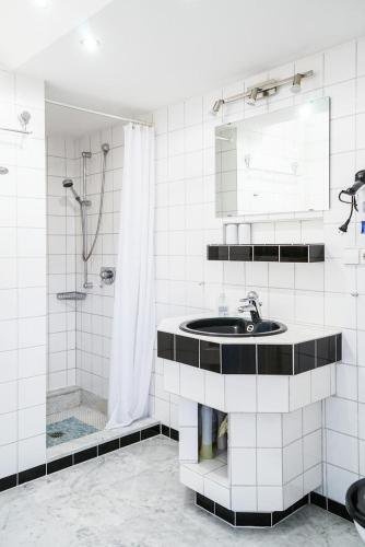 a white bathroom with a sink and a shower at Ferienwohnung Design Apartment Seoul in Radolfzell am Bodensee