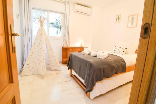 1 dormitorio con 1 cama y 1 tienda de juegos en Letmalaga West Beach, en Málaga