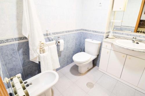 y baño con aseo blanco y lavamanos. en Letmalaga West Beach, en Málaga