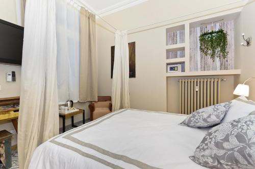 Un pat sau paturi într-o cameră la TOHOUSE Rooms