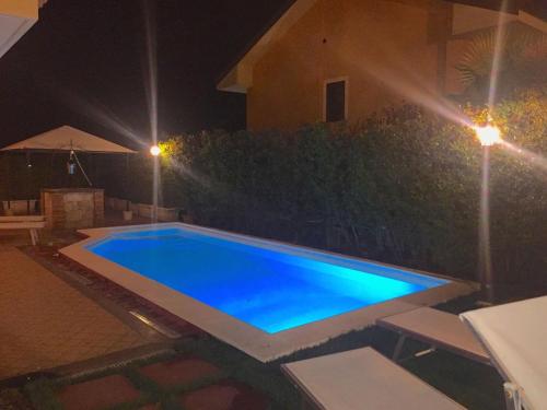 uma piscina num quintal à noite em Belvilla by OYO Villa Trecastagni em Trecastagni