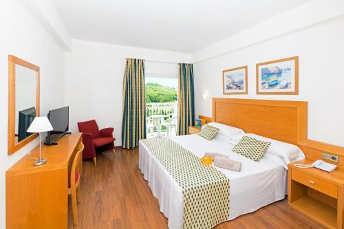 pokój hotelowy z łóżkiem i oknem w obiekcie HSM Don Juan w Magaluf
