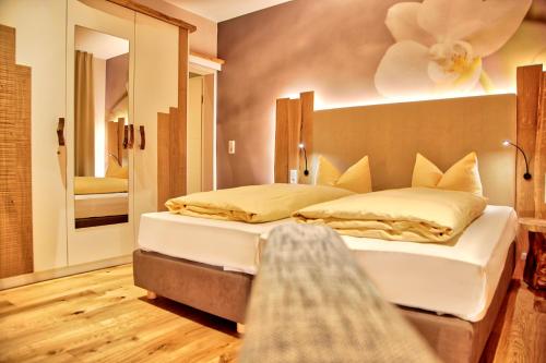 Flair Hotel Nieder في بيستفيغ: غرفة نوم بسريرين ومرآة