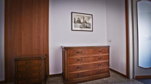 a bedroom with a dresser and a picture on the wall at Casa della Vittoria in Maccagno Inferiore