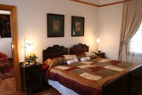 sypialnia z dużym łóżkiem w pokoju w obiekcie Thyme and Again Bed and Breakfast w mieście Graaff-Reinet