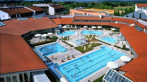uma vista aérea de uma grande piscina num resort em Hotel Centurio em Bad Gögging