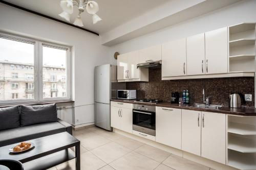 Kuchyňa alebo kuchynka v ubytovaní Apartamenty Wawa Centrum by Your Freedom