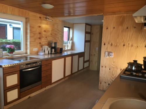 Kuchyň nebo kuchyňský kout v ubytování Einzigartiges Haus am Isselmeer