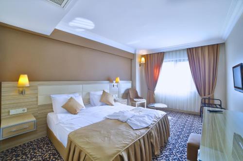 Postel nebo postele na pokoji v ubytování Hotel Grand Emin