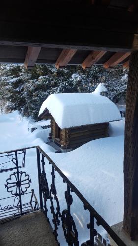 Chalet Blanc "Coeur Sapin" зимой