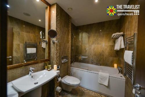 uma casa de banho com um lavatório, um WC e uma banheira em Apartament Alpin Poiana Brasov , etaj 8 em Poiana Brasov
