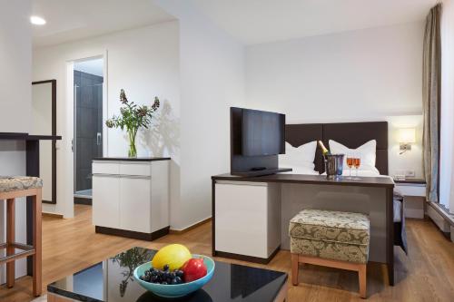 a hotel room with a kitchen and a living room at The Doorman Welle Frankfurt am Main in Frankfurt